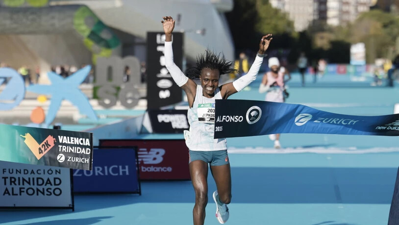 Die Kenianerin Joyciline Jepkosgei lässt sich in Valencia nach dem Sieg im Marathon feiern