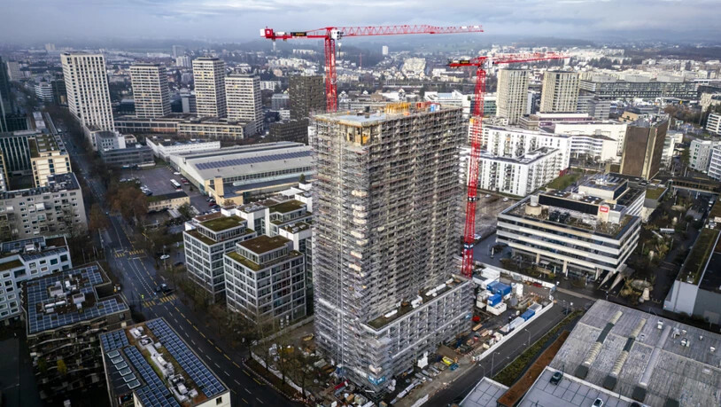 In Zürich-Oerlikon droht ein 80 Meter hohes Baugerüst einzustürzen. Das betroffene Gebiet an der Hagenholzstrasse bleibt vorerst gesperrt.