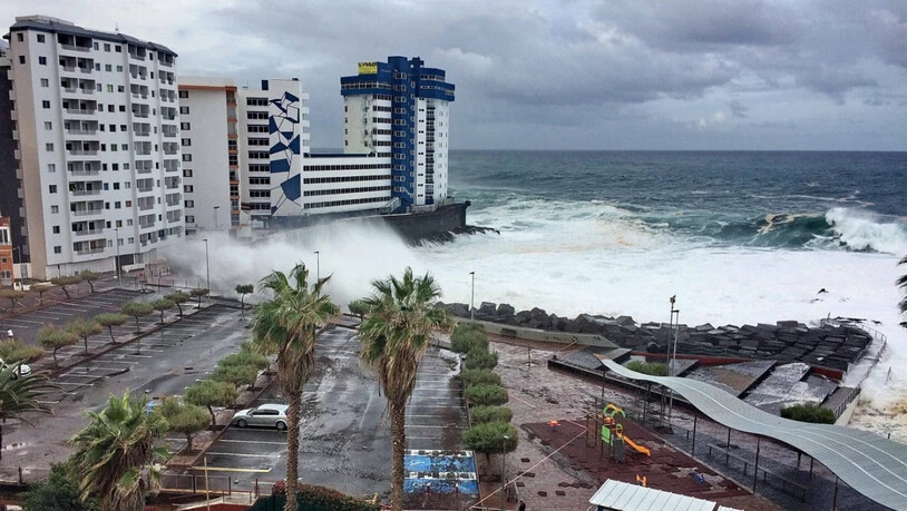 ARCHIV - Hohe Wellen treffen auf die Nordwestküste von Teneriffa. Foto: Cedida/Europa Press/dpa