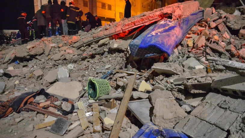 Rettungskräfte und Anwohner suchen nach Überlebenden in den Trümmern zweier eingestürzter Gebäude. Foto: Ahmed Alaoui Mrani/AP/dpa