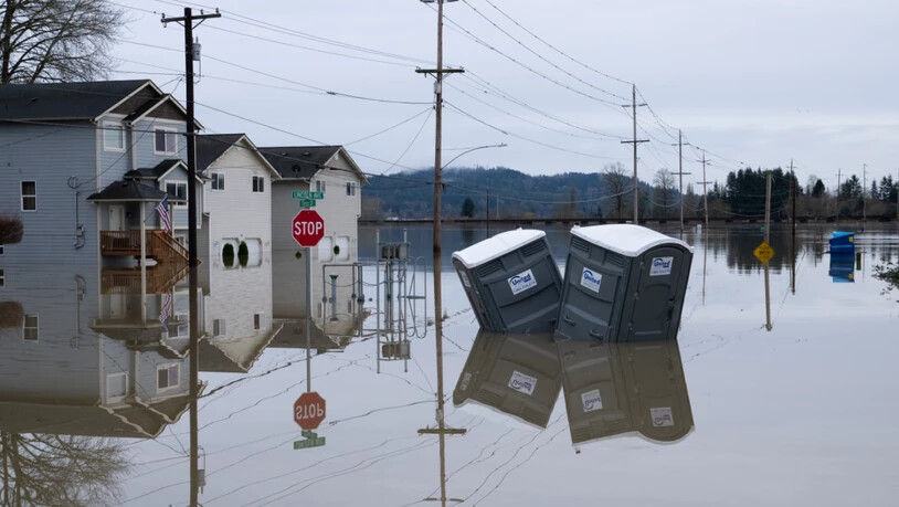 dpatopbilder - Teilweise überschwemmte Häuser und tragbare Toiletten stehen im Hochwasser. Foto: Stephen Brashear/AP/dpa