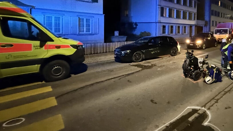 Ein Mann in einem elektrischen Rollstuhl wurde auf in Gais AR beim Überqueren des Fussgängerstreifens von einem Auto erfasst und schwer verletzt.