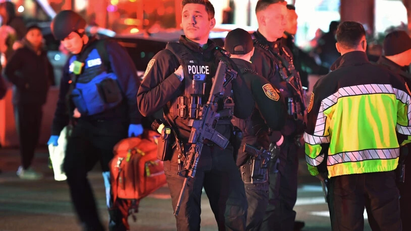 Beamte der Strafverfolgungsbehörden, die Waffen tragen, versammeln sich in der Nähe der Brown University, nachdem Schüsse gefallen waren. Foto: Steven Senne/AP/dpa