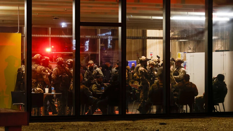 Mitglieder des SWAT-Teams der Polizei versammeln sich nach Schüssen an der Brown University in der Wissenschaftsbibliothek der Universität. Foto: Lily Speredelozzi/The Sun Chronicle/AP/dpa - ACHTUNG: Nur zur redaktionellen Verwendung und nur mit…