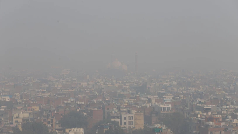 ARCHIV - Dichter Smog bedeckt die Skyline in Delhi. Foto: Deepak/ZUMA Press Wire/dpa/Archivbild