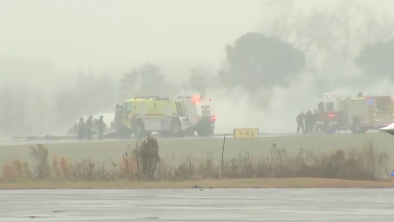HANDOUT - Feuerwehrleute sind bei einem Flugzeugabsturz auf einem Regionalflughafen in North Carolina im Einsatz. Foto: Uncredited/WSOC via AP/dpa - ACHTUNG: Nur zur redaktionellen Verwendung und nur mit vollständiger Nennung des vorstehenden Credits
