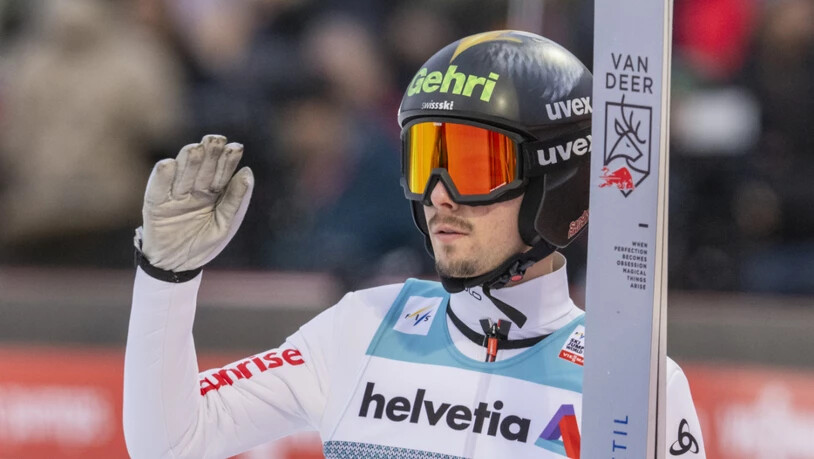 Sandro Hauswirth winkt ins Publikum: Mit Platz 23 ist ihm ein Karriere-Bestresultat gelungen