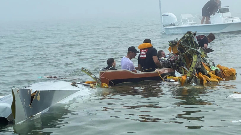 HANDOUT - Ein mexikanisches Marineflugzeugs stürzte in der Nähe von Galveston ab. Foto: Sky Decker Jr./Sky Decker Jr./AP/dpa - ACHTUNG: Nur zur redaktionellen Verwendung im Zusammenhang mit der aktuellen Berichterstattung und nur mit vollständiger…