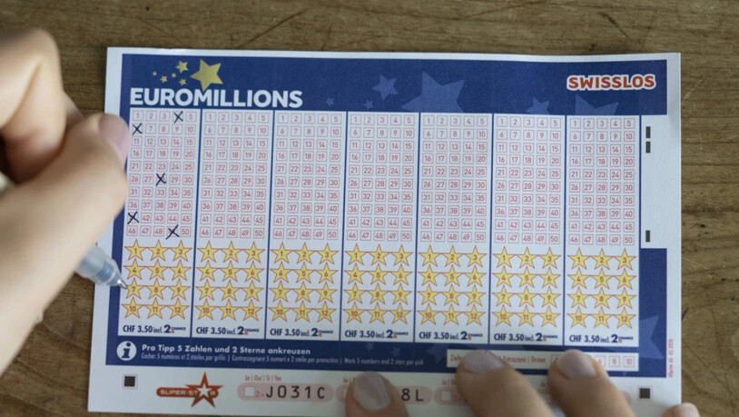 Eine Person füllt einen Euromillions-Spielschein von Swisslos aus. (Archivbild)