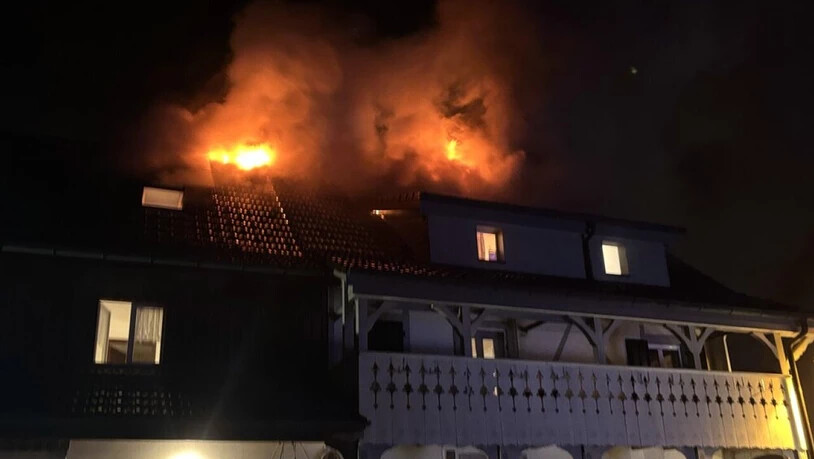 Die Feuerwehr rückte mit einem Grossaufgebot aus.