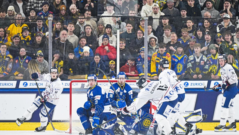 In grossen Schwierigkeiten: Die Spieler des HC Davos wehren sich mit Händen und Füssen, können die Niederlage gegen die US-Boys aber nicht abwenden.