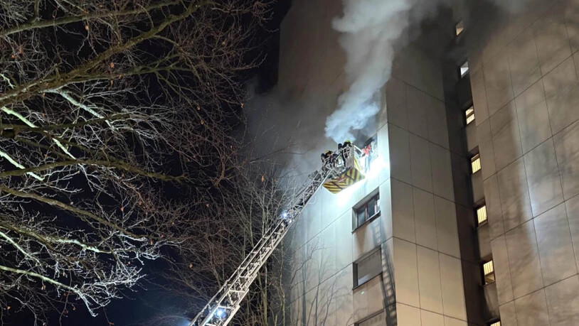 Dicker Rauch stieg aus den Fenstern der Wohnung im sechsten Stock.