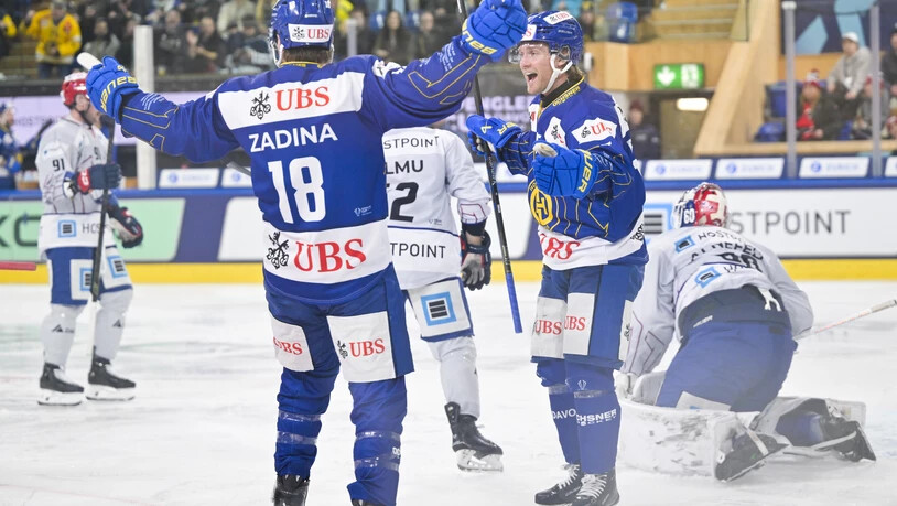 Tor zum 2:0: HCD-Spieler Filip Zadina (Nummer 18) und Simon Ryfors (15) jubeln über die Zwei-Tore-Führung.