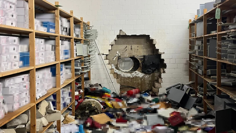 HANDOUT - Ein großes Loch ist in der Wand des Tresorraums einer Sparkasse zu sehen. Einbrecher haben sich mit Hilfe eines großen Bohrers Zugang zum Tresorraum verschafft. Foto: -/Polizei Gelsenkirchen/dpa