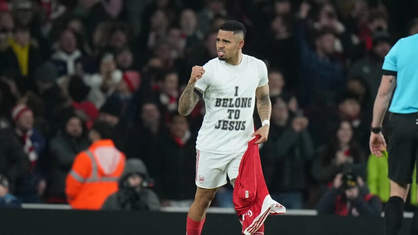 Gabriel Jesus von Arsenal bejubelt sein 3:0 mit der ersten Ballberührung nach der Einwechslung