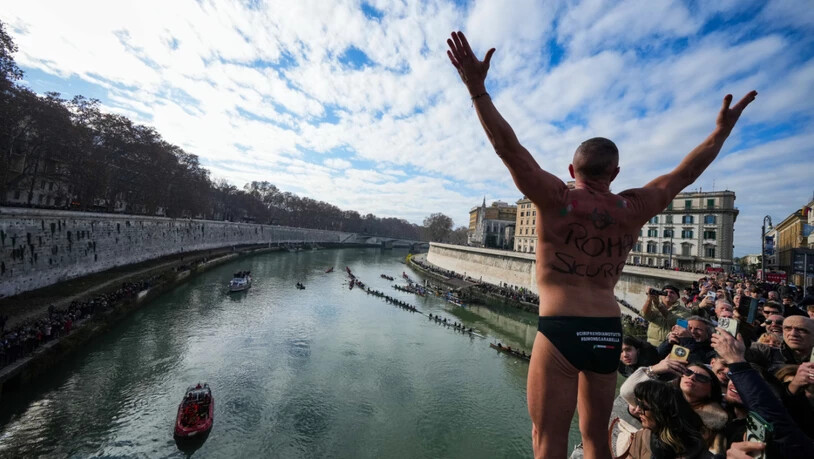 Sprung in den Tiber, um das neue Jahr 2026 zu feiern. Foto: Andrew Medichini/AP/dpa