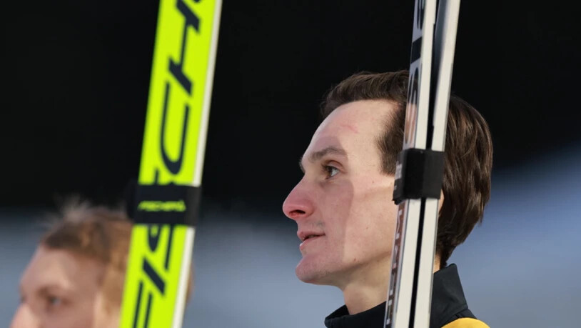 Domen Prevc lauscht der Hymne