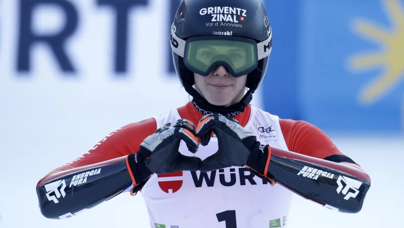 Camille Rast zeigt nach ihrem Sieg in Kranjska Gora ein Herz