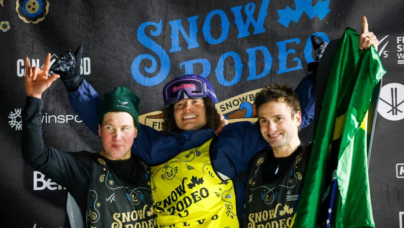 Starker Zweiter: Der Schweizer Snowboarder David Hablützel (li.)jubelt in Calgary neben dem Sieger Valentino Guseli