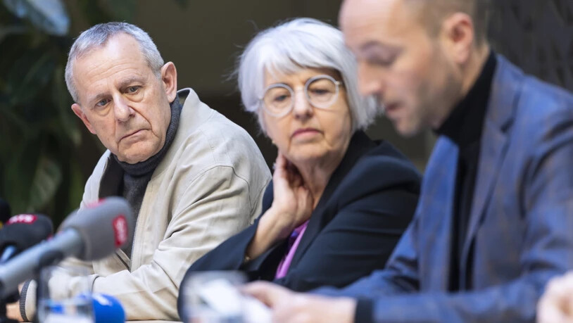 Gesundheitsministerin Elisabeth Baume-Schneider ist am Dienstag gemeinsam mit dem Walliser Spitaldirektor Eric Bonvin (links) und Staatsrat Mathias Reynard (rechts) vor die Medien getreten, um den Einsatzkräften ihre Anerkennung auszusprechen.