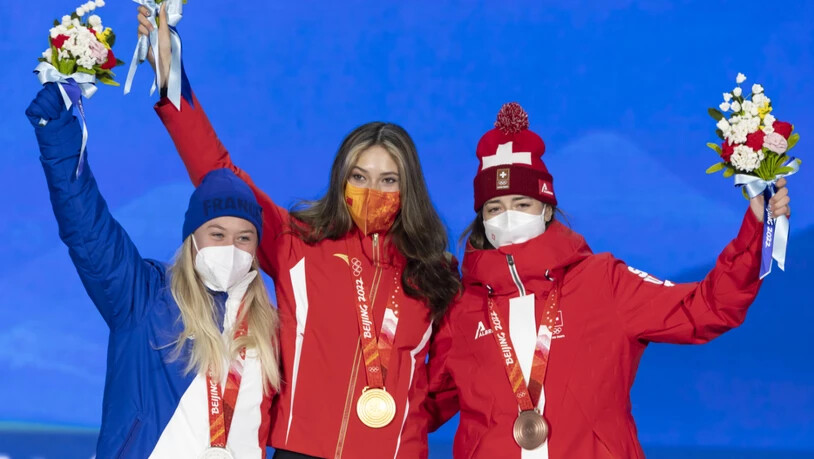 2022 in Peking stand Tess Ledeux (links) im Big Air zusammen mit der siegreichen Lokalmatadorin Eileen Gu und der Schweizer Bronzemedaillengewinner Mathilde Gremaud auf dem Olympia-Podest