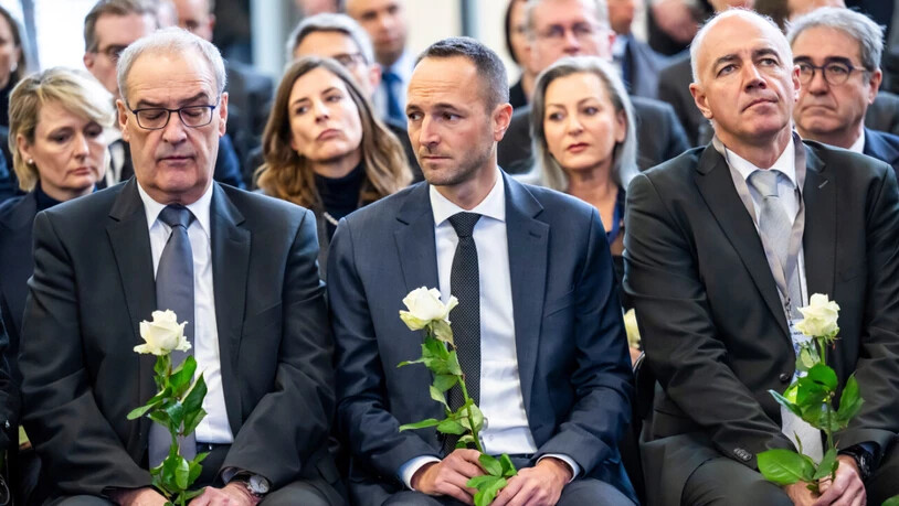 Für Parmelin widerspiegelt sich in den Worten "undenkbar, unaussprechbar, unsichtbar" die Fassungslosigkeit, die die Schweiz angesichts der Katastrophe immer noch empfinde, sagte der Bundespräsident in seiner Rede während der Gedenkzeremonie.