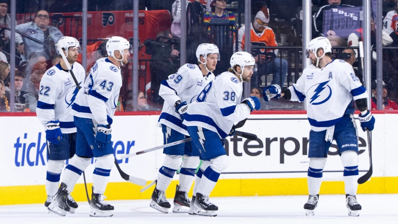 Die Spieler der Tampa Bay Lightning freuen sich über ihren zehnten Sieg in Folge