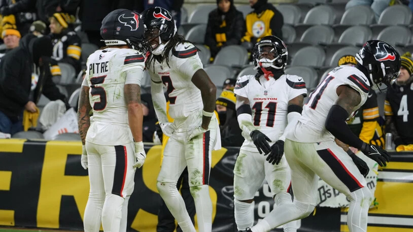 Die Houston Texans bejubeln den ersten Playoff-Auswärtssieg ihrer Vereinsgeschichte
