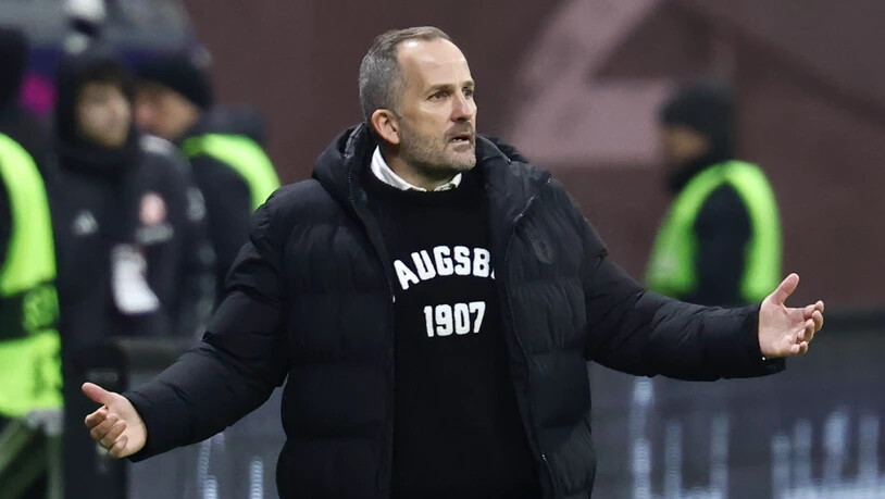 Manuel Baum, der Trainer von Augsburg, muss zusehen, wie Union gegen seine Mannschaft in der letzten Minute ausgleicht