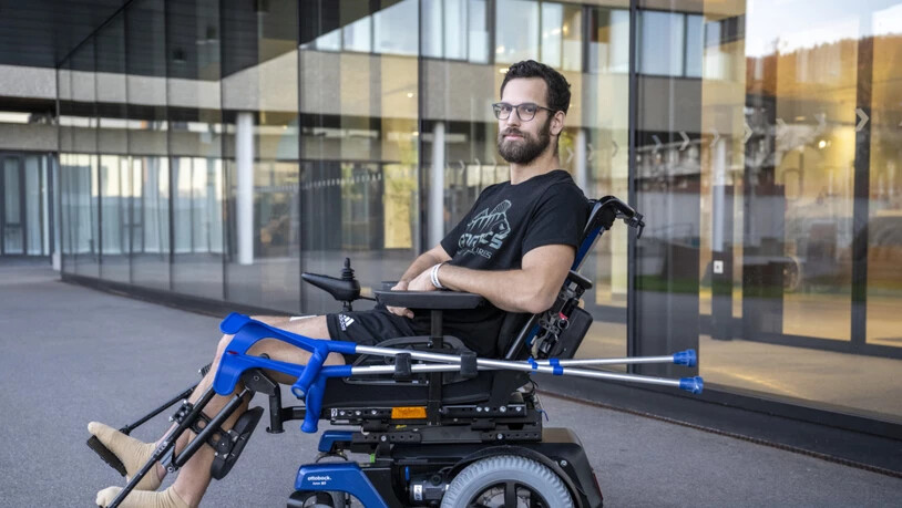 Sandro Michel bei einem Medientermin während seiner Rehabilitation im März 2024 in Bellikon