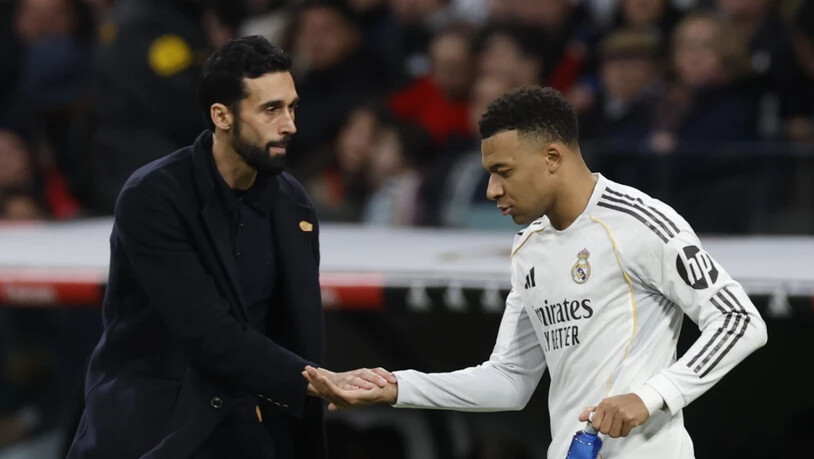 Abklatschen zwischen Topskorer Kylian Mbappé und Trainer Alvaro Arbeloa