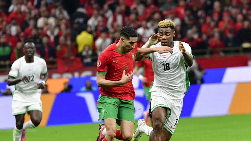 Angeführt von PSG-Star Achraf Hakim (im roten Trikot) will Afrika-Cup-Gastgeber Marokko den Final im eigenen Land gewinnen