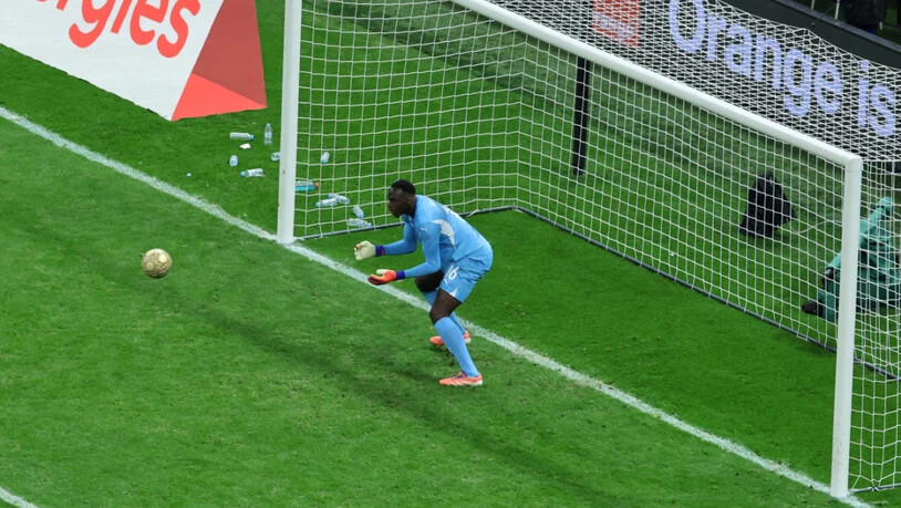 Der Ball von Diaz landete in den Armen von Senegals Goalie Edouard Mendy