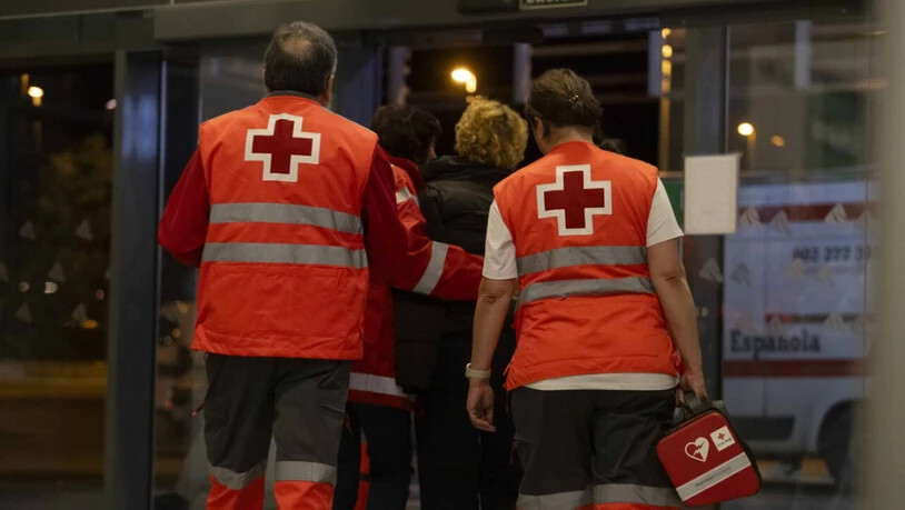 Sanitäter sind im Einsatz während Angehörige der Passagiere des Zuges von Puerta de Atocha nach Huelva zum Bahnhof von Huelva kommen. Mehrere Menschen sind im Süden Spaniens bei einem schweren Eisenbahnunglück ums Leben gekommen. Foto: Clara Carrasco…