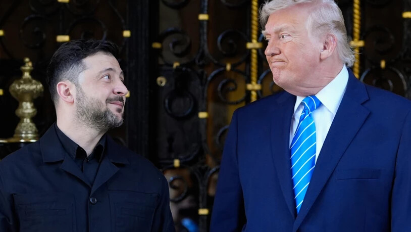 ARCHIV - US-Präsident Donald Trump (r) begrüßt Wolodymyr Selenskyj, Präsident der Ukraine, im Dezember 2025 in Florida. Foto: Alex Brandon/AP/dpa
