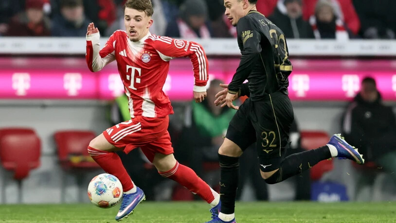 Fabian Rieder (rechts) lässt Bayerns Youngster Lennart Karl nicht entwischen