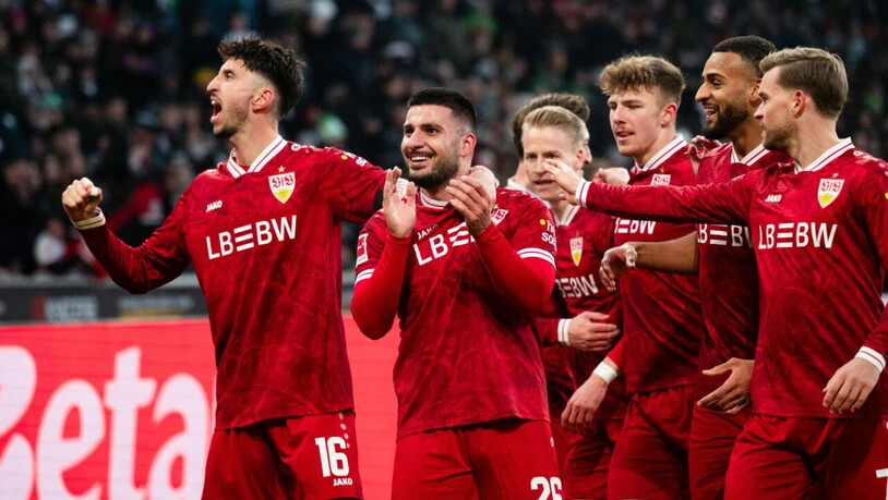 Deniz Undav (Nummer 26) und die Stuttgarter zelebrieren den Sieg in Mönchengladbach