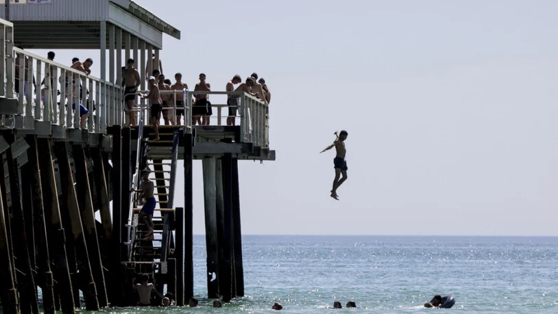 dpatopbilder - Jetty Jumpers entkommen der Hitze in Adelaide. Am Australia Day werden in einigen Städten Temperaturen von bis zu 40 Grad erwartet, während die Südstaaten in einer rekordverdächtigen Hitzewelle schwitzen. Foto: Matt Turner/AAP/dpa