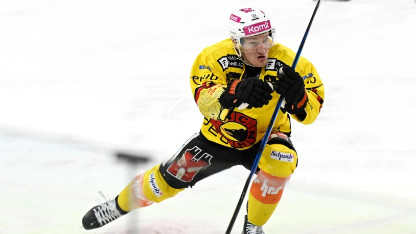 Der Berner Stürmer Benjamin Baumgartner jubelt nach seinem Siegtreffer in Langnau