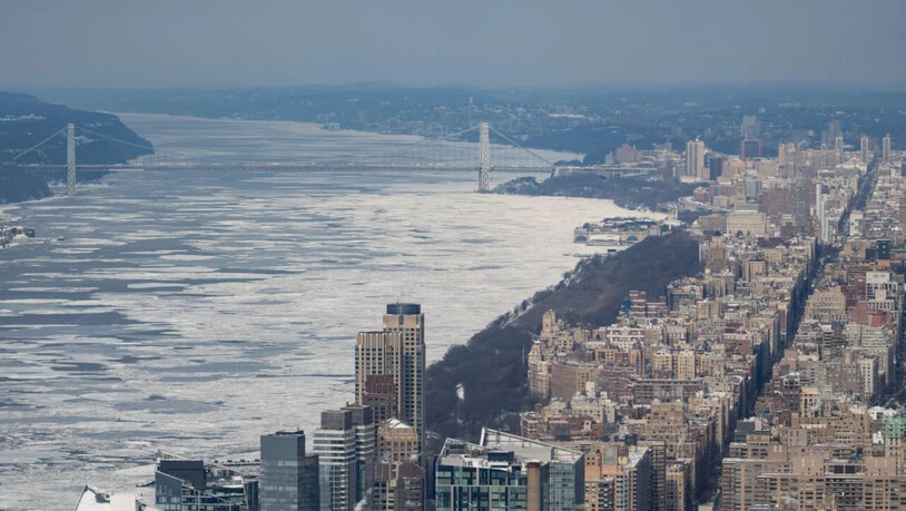 Die George Washington Bridge ist zu sehen, während Eis auf dem Hudson River schwimmt, vom Edge Sky Deck in Hudson Yards aus gesehen, . Foto: Yuki Iwamura/AP/dpa