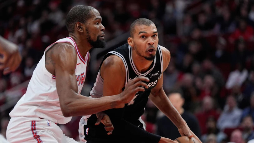 Victor Wembanyama (rechts, hier gegen Kevin Durant) war aufseiten der Spurs einmal mehr der entscheidende Faktor