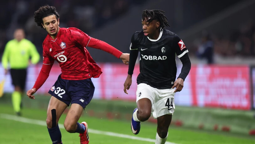 Johan Manzambi (rechts) verliert mit Freiburg gegen Lille