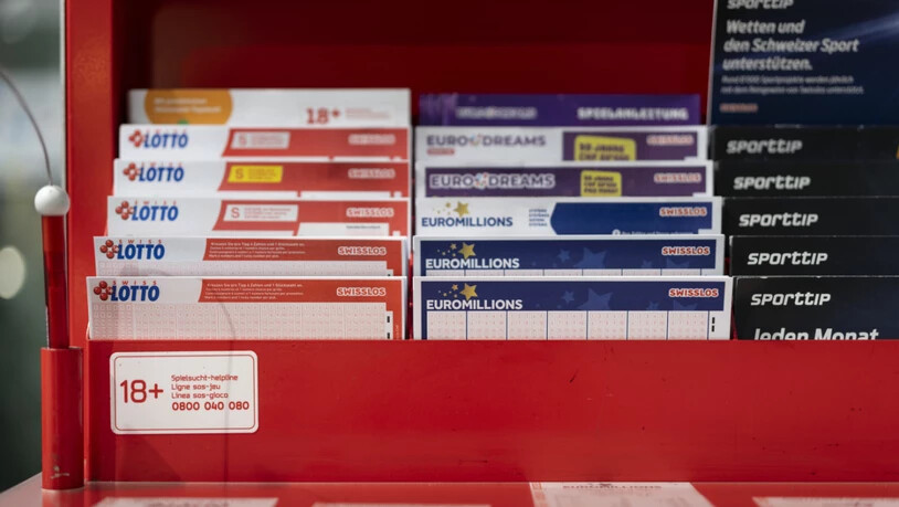 Verschiedene Spielscheine von Euromillions an einer Verkaufsstelle in Zürich (Symbolbild)