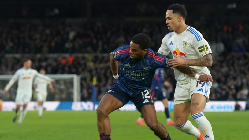 Noah Okafor, hier im Duell mit Arsenals Jurrien Timber, kassiert mit Leeds United eine klare Pleite