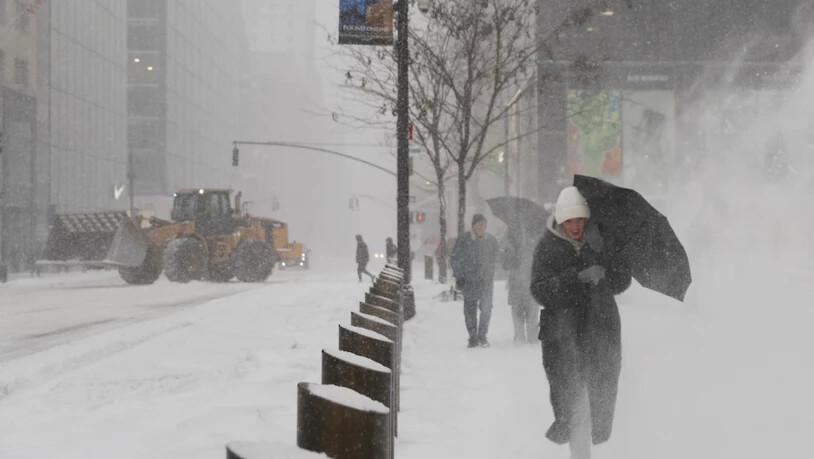 ARCHIV - Fußgänger gehen während eines Wintersturms die Fifth Avenue in New York entlang. Foto: Heather Khalifa/FR172147 AP/dpa/Archivbild