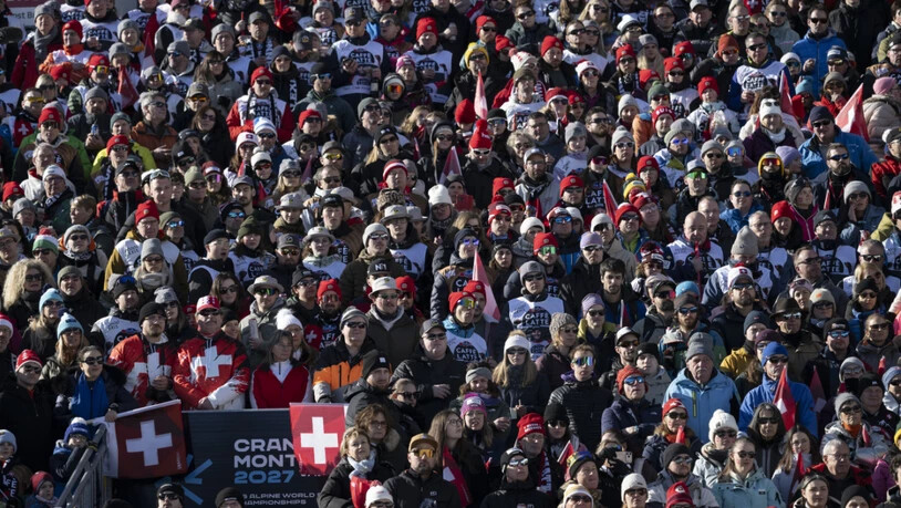 Vor dem Start der Weltcup-Abfahrt in Crans-Montana gab es eine Schweigeminute für die Opfer der Brandkatastrophe.
