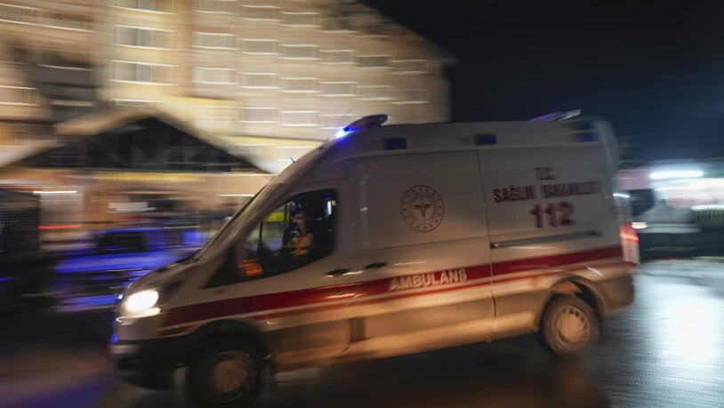 ARCHIV - Ein Krankenwagen verlässt im November 2025 den Ort, an dem ein Feuer in einem Hotel im Skigebiet von Kartalkaya in der Provinz Bolu im Nordwesten der Türkei ausgebrochen war. Foto: Francisco Seco/AP/dpa