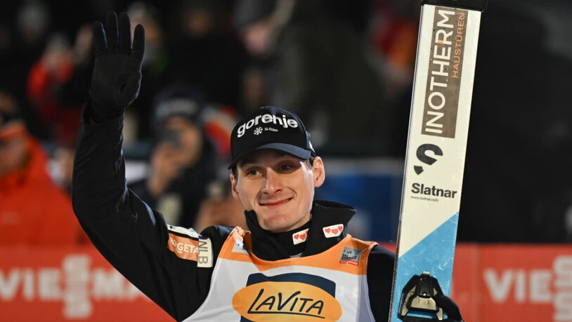 Domen Prevc winkt ins Publikum