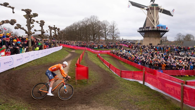 Zieht vor dem Heimpublikum einsam seine Kreise: Der Dominator Mathieu van der Poel