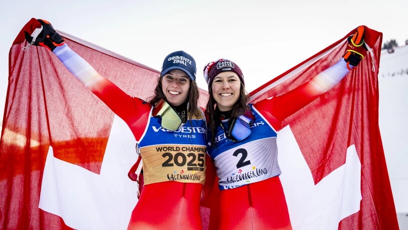 Weltmeisterin Camille Rast (links) und die Zweitklassierte Wendy Holdener standen im Februar 2025 zusammen auf dem Slalom-Podest der WM in Saalbach